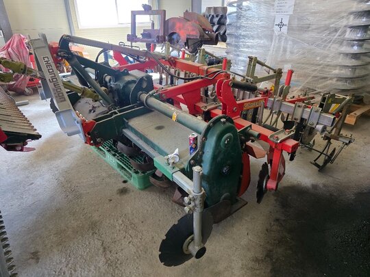 대성농기계 4두둑 일체형 휴립 피복 파종기 4두둑 일체형 휴립 피복 파종기 앞좌측면