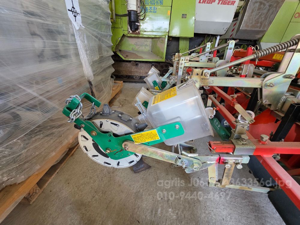 대성농기계 4두둑 일체형 휴립 피복 파종기 4두둑 일체형 휴립 피복 파종기 뒤우측면