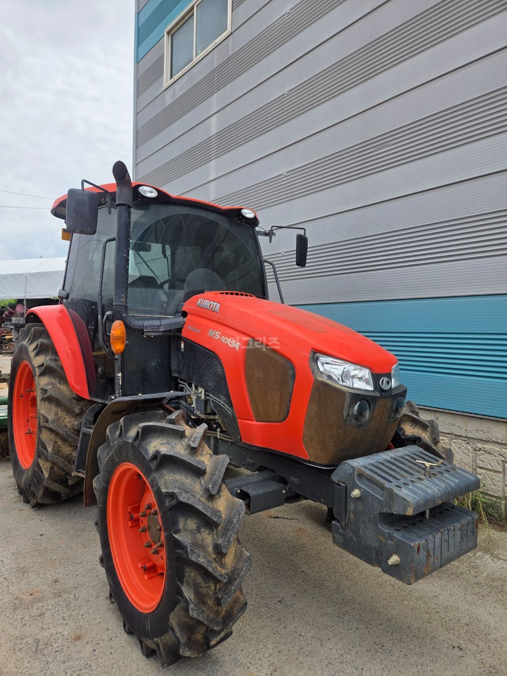 Kubota Tractor M5-101SE (115hp)