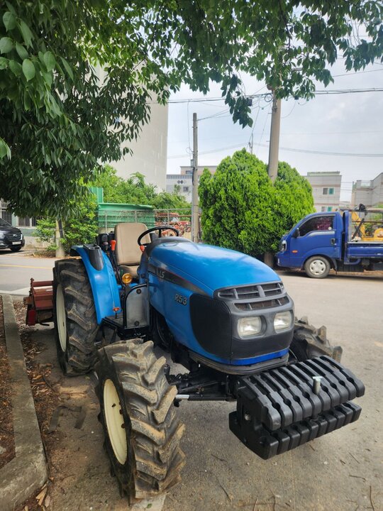 LS Tractor R48 (48hp)