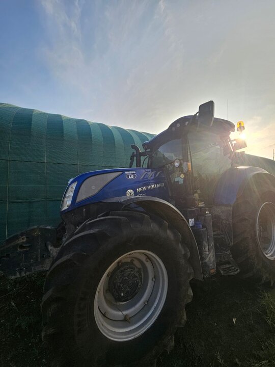 NewHolland Tractor T7.210 (165hp)