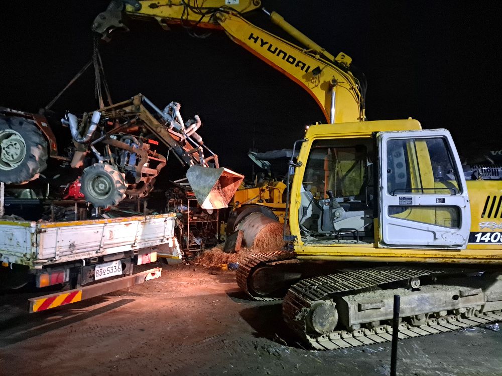 볼보 EC140BLC.현대R1 굴삭기 06궤도 굴착기 뒤우측면