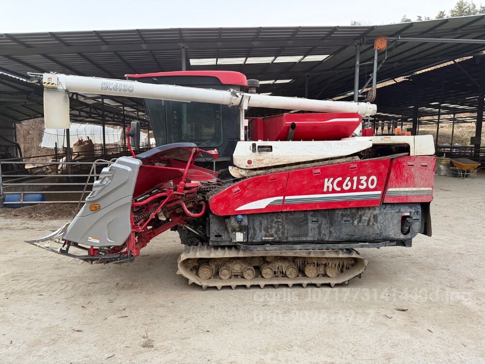 국제 콤바인 KC6130 (6조식) 뒤우측면