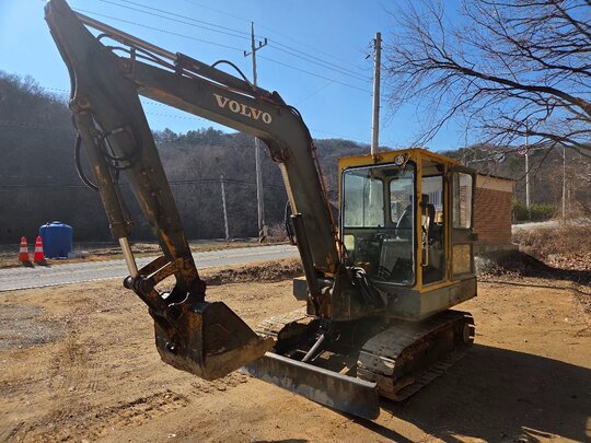  Excavator (5톤)  앞좌측면