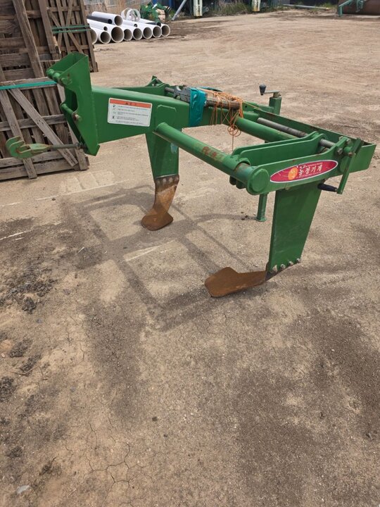  단무지 수확기 땅속작물 수확기 땅속작물수확기  앞좌측면