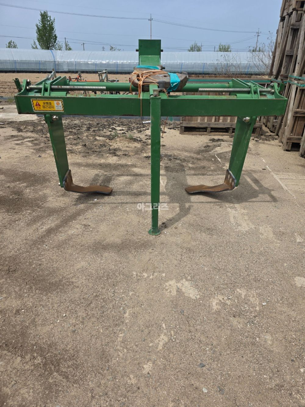  단무지 수확기 땅속작물 수확기 땅속작물수확기  뒤우측면