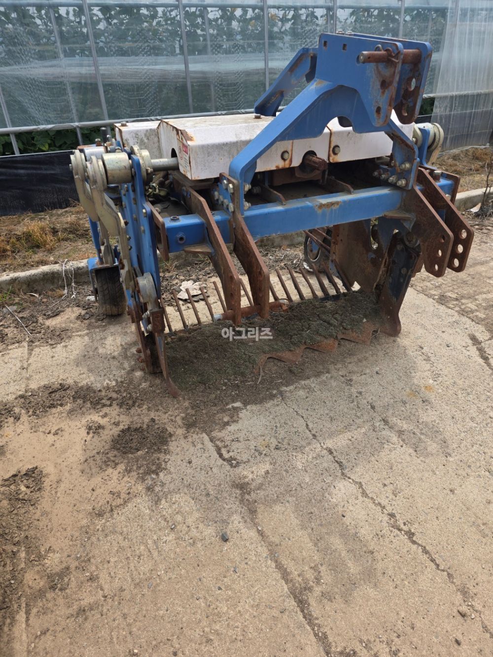 땅속작물 수확기 생강 감자  도라지 땅콩 등 땅속작물수확기