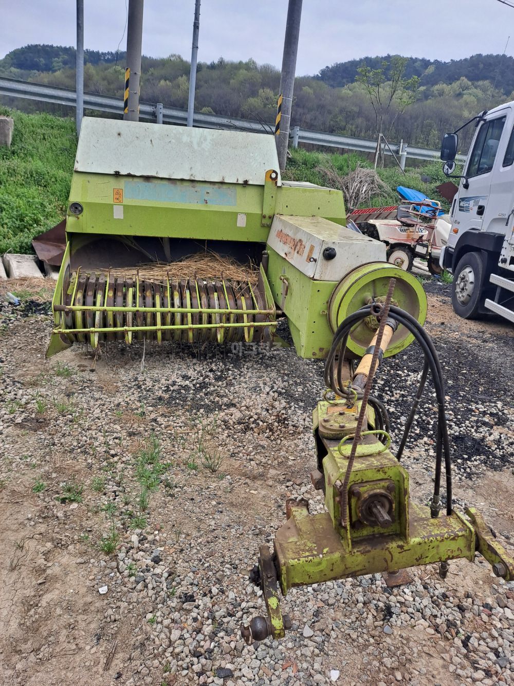 삼성3A 굴삭기 본굴착기와 아세아사각베일러55와대차.교환됨 (5톤) 뒤우측면