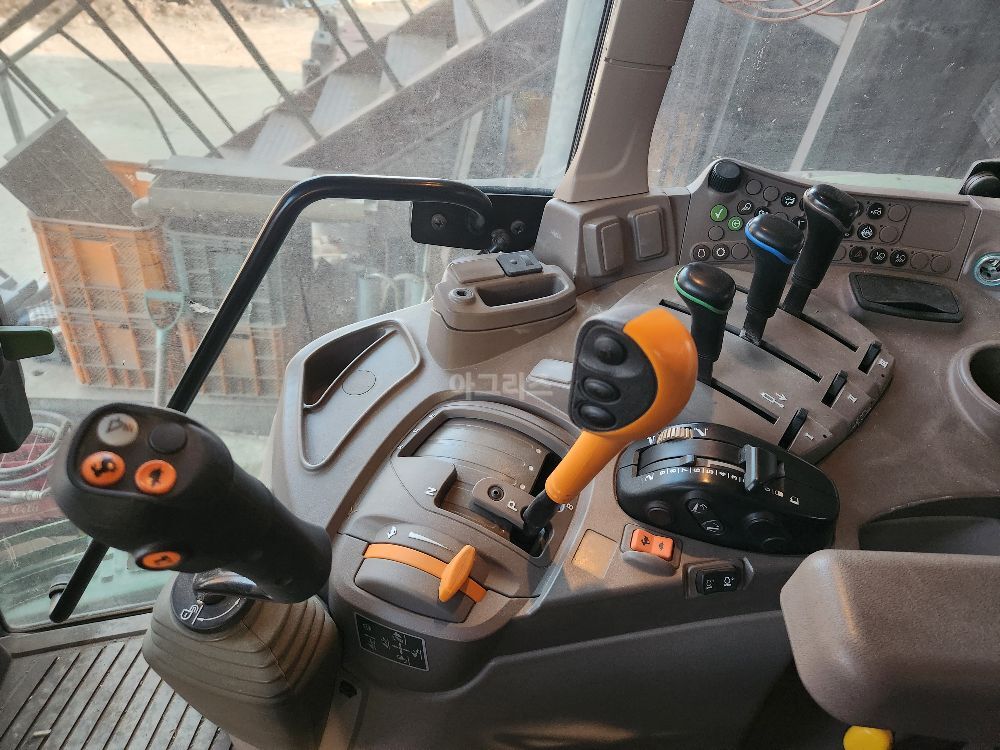 Yanmar Tractor 존디어 6130m (130hp) 뒤우측면