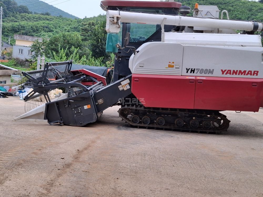 Yanmar Combine Harvester YH700M (보통형) 뒤우측면