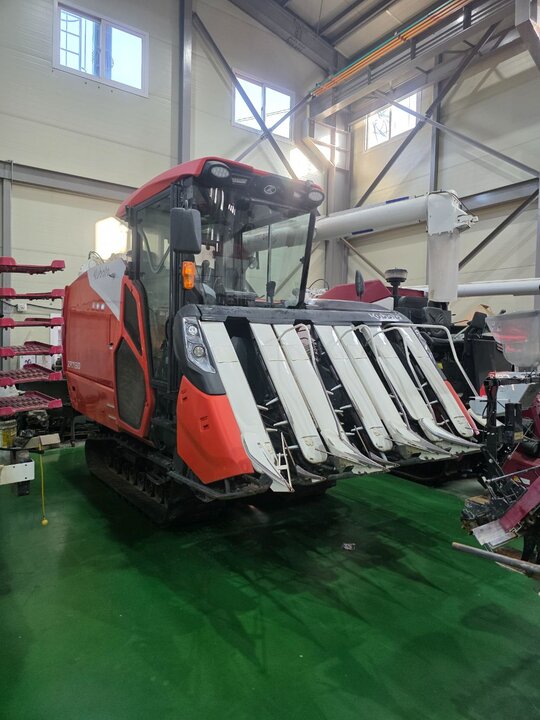 구보다 콤바인 ZR7130 (7조식) 앞좌측면