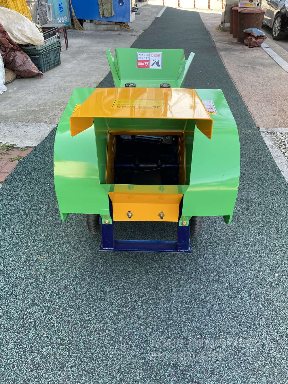  이동식 잔가지 파쇄기 이동식 잔가지 파쇄기  뒤우측면