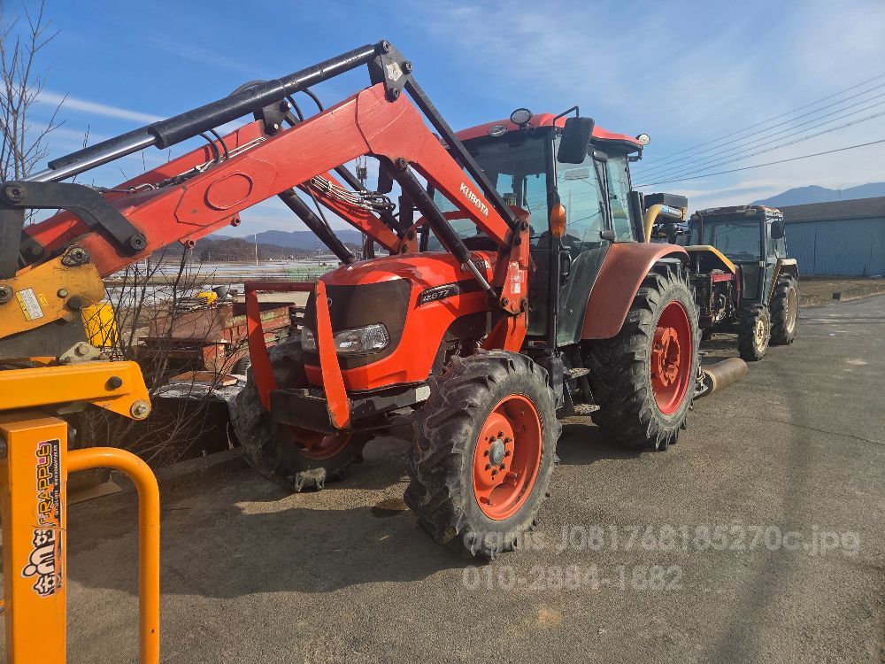 Kubota Tractor MZ877 (92hp)