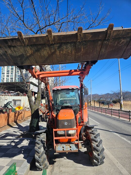 Kubota Tractor MZ763 (76hp)
