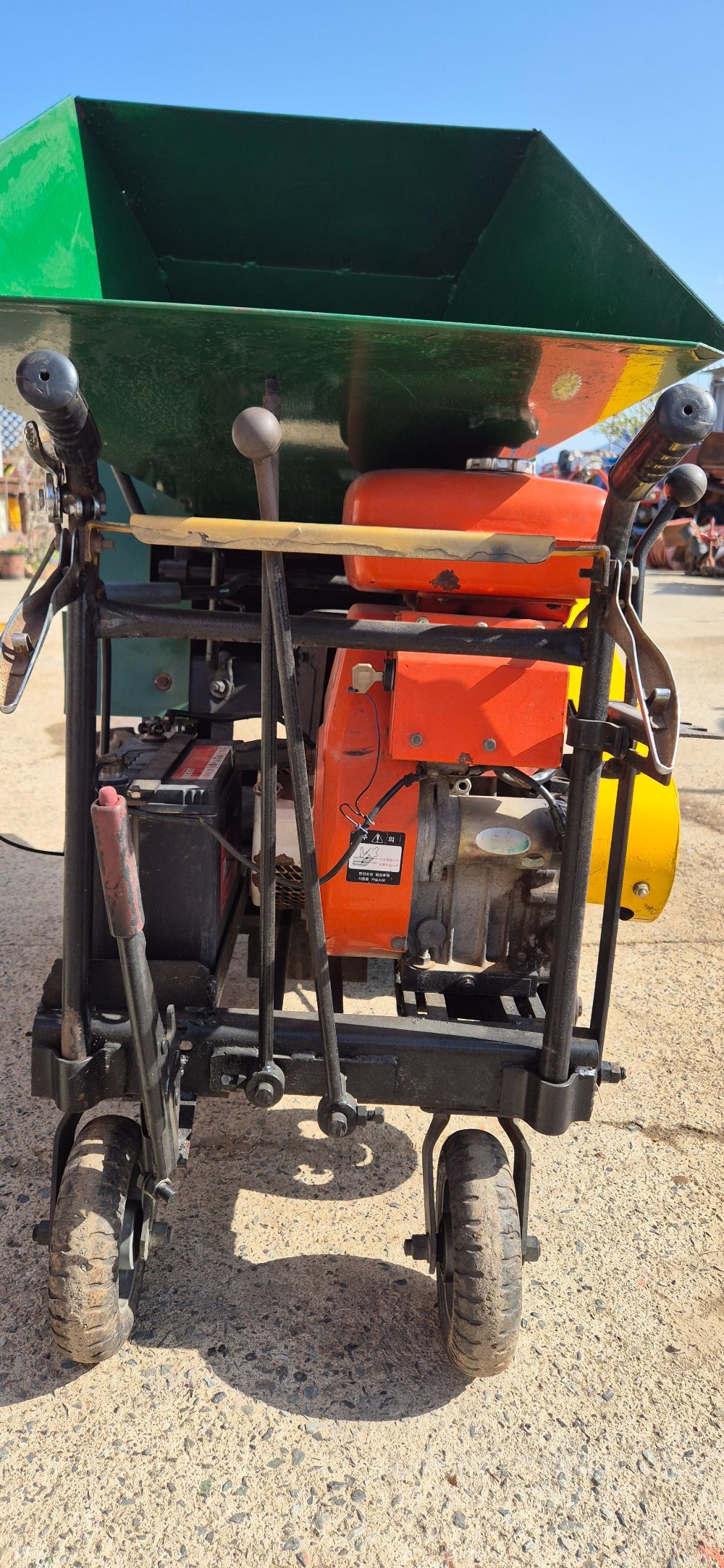  잔가지파쇄기. 엔진형 