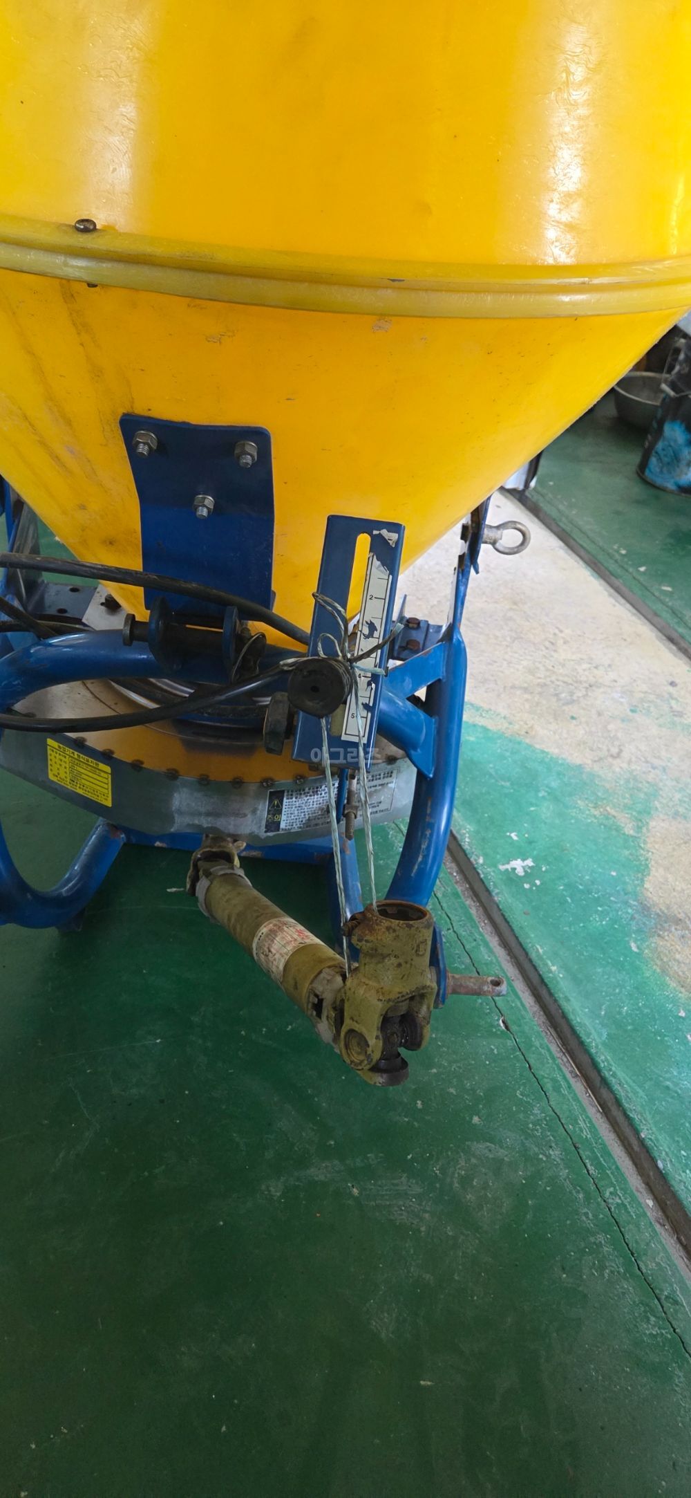  Fertilizer Spreader TP-2000 H1 