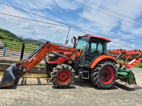 Kubota Tractor MR707 (73hp)